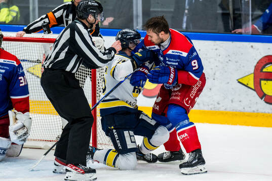 HV71s Radan Lenc och Oskarshamns Ahti Oksanen