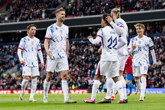 Oscar Bobb celebrate with Kristoffer Ajer, Erling Braut