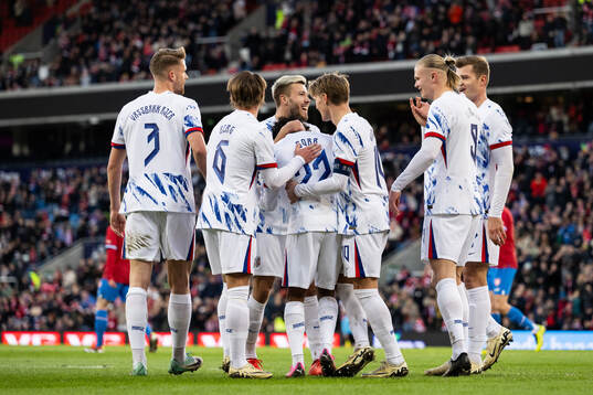 Oscar Bobb of Norway celebrate with team mates