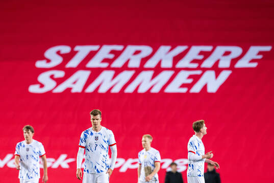 Alexander Sørloth and players of Norway look dejected