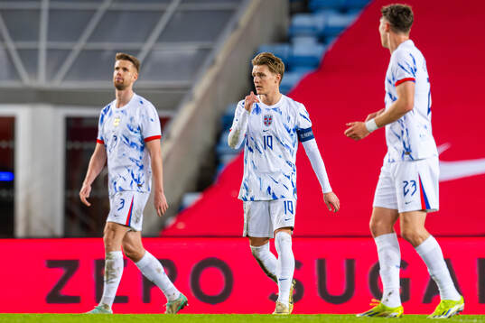 Martin Ødegaard and players of Norway look dejected