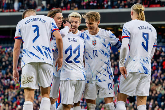 Oscar Bobb of Norway celebrates with teammates Patrick
