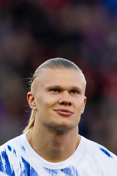 Erling Braut Haaland of Norway line up