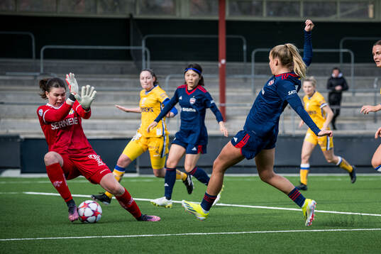 IFK Göteborgs Lisa Hall och FC Rosengårds Olivia Holdt