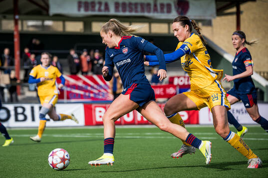 FC Rosengårds Olivia Holdt och IFK Göteborgs Evelina