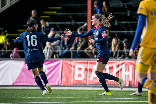 FC Rosengårds Mai Kadowaki och Olivia Schough jublar