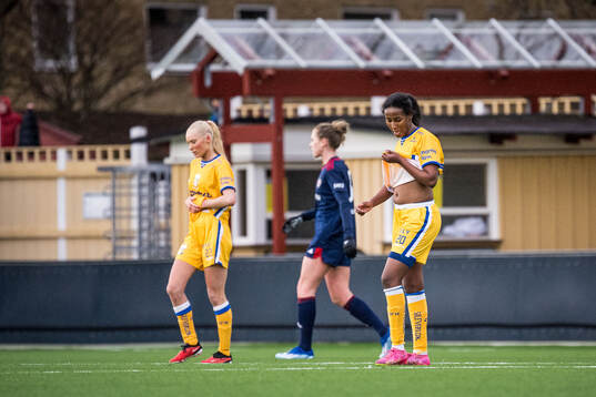 IFK Göteborgs Leia Molund och Saron Berhe deppar