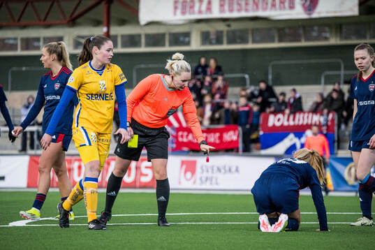 IFK Göteborgs Nathalie Andersson och Domare Isabelle