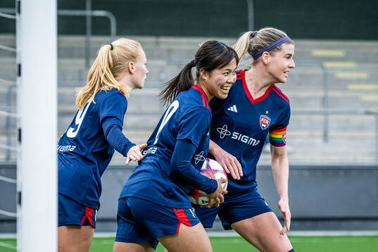 FC Rosengårds Momoko Tanikawa jublar med Olivia Schough