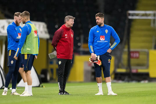 Head coach Jon Dahl Tomasson and Goalkeeper Kristoffer