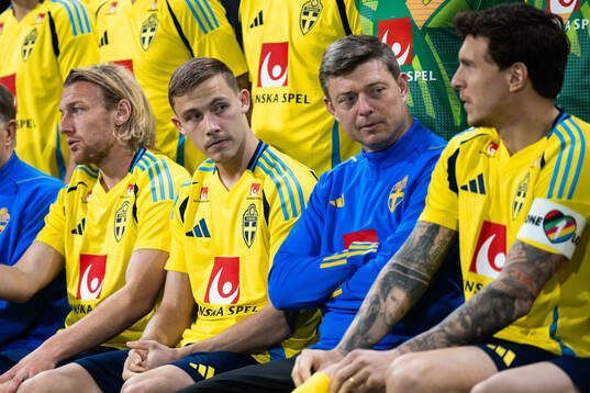 Jacob Ondrejka, head coach Jon Dahl Tomasson and Victor
