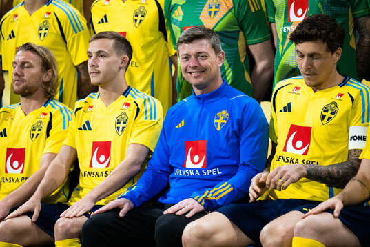 Jacob Ondrejka, head coach Jon Dahl Tomasson and Victor