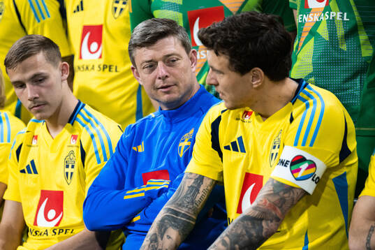 Head coach Jon Dahl Tomasson and Victor Nilsson Lindelöf