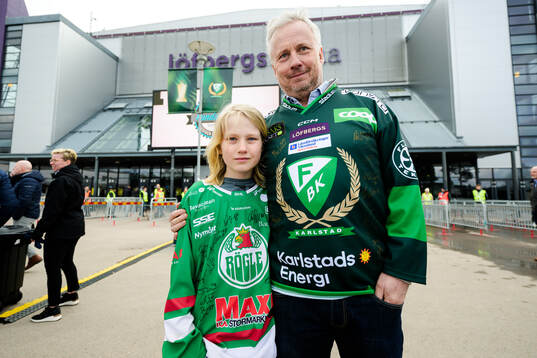 Pappa är Färjestad supporter och sonen är Röglesupporter