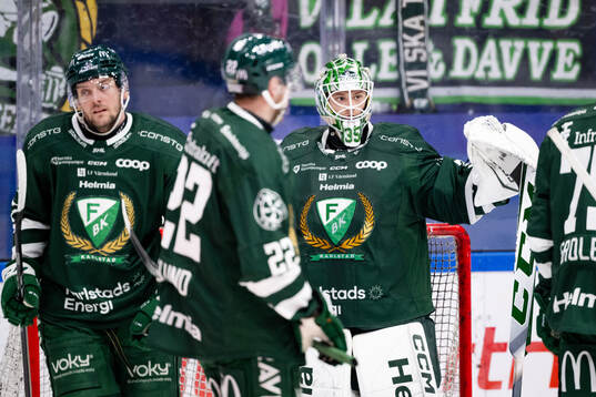 Färjestads Carl Dahlström och målvakt Carl Lindbom deppar