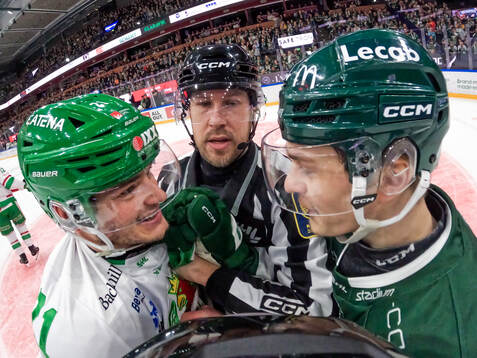 Rögles Henry Bowlby och Färjestads Lucas Forsell