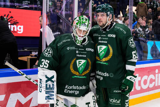 Färjestads målvakt Carl Lindbom och Carl Dahlström deppar