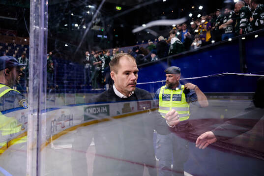 Färjestads tränare Thomas Mitell deppar