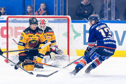 Luleås Erik Gustafsson, målvakt Matteus Ward och Växjös