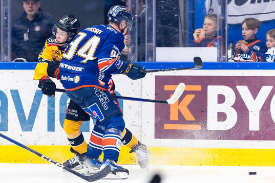 Luleås Isac Hedqvist blir tacklad av Växjös Joel Persson