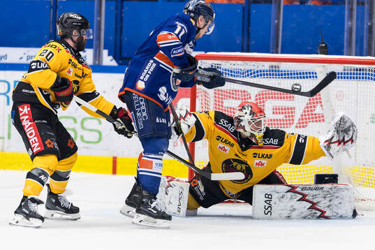 Växjös Kalle Kossila oroar framför Luleås målvakt