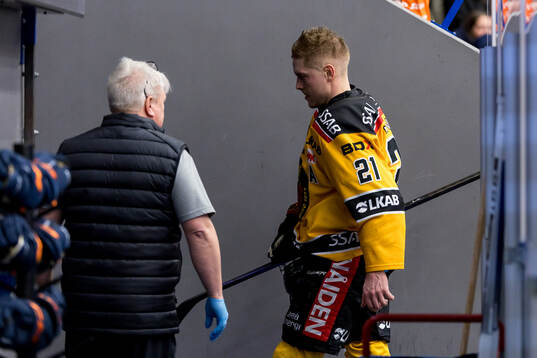 Luleås Juhani Tyrväinen lämnar isen