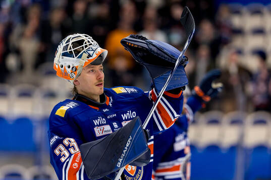 Växjös målvakt Emil Larmi jublar