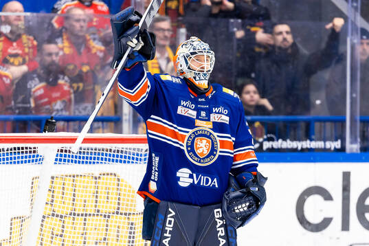 Växjös målvakt Emil Larmi jublar