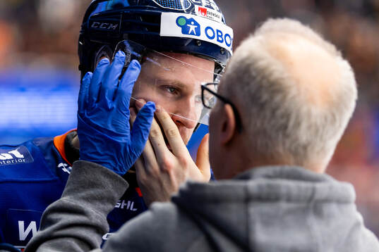 Växjös Hugo Gustafsson undersöks av läkare