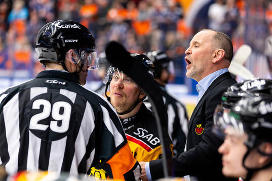 Domare Richard Magnusson pratar med Luleås Erik Gustafsson