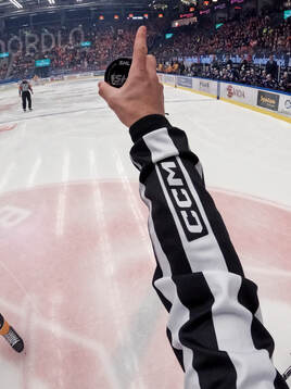 Linjedomare håller matchpuck