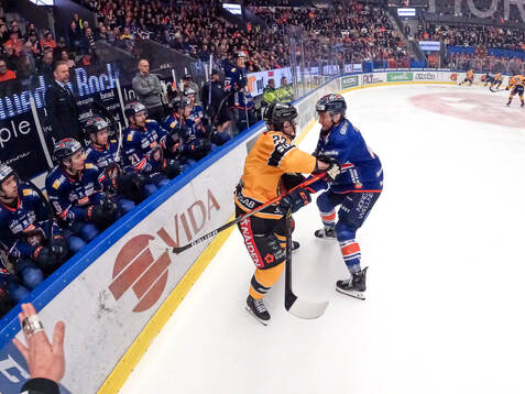 Luleås Erik Gustafsson och Växjös Keegan Lowe