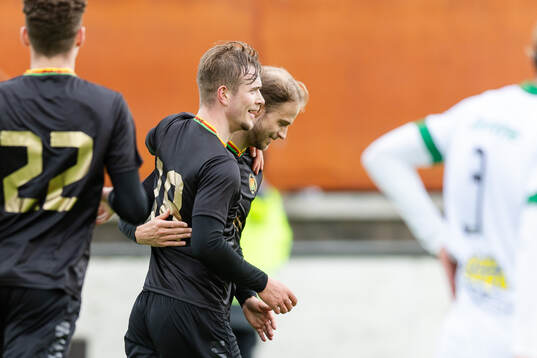 GAIS Alexander Ahl Holmström jublar med Gustav Lundgren