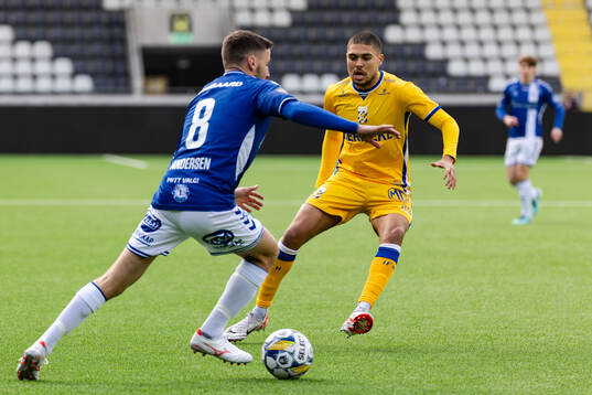 Sarpsborg 08s Jeppe Andersen och IFK Göteborgs Thomas