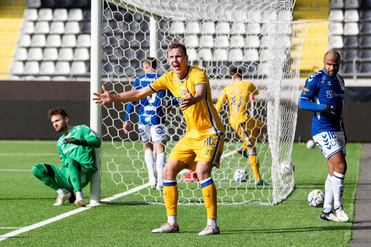 IFK Göteborgs Adam Carlén reagerar