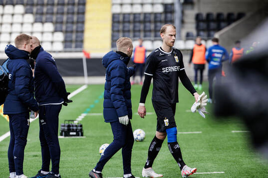 IFK Göteborgs målvakt Pontus Dahlberg lämnar planen