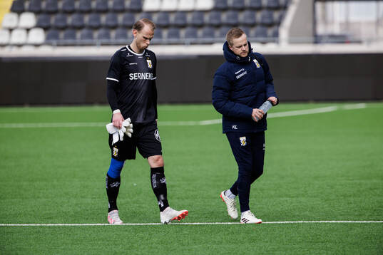 IFK Göteborgs målvakt Pontus Dahlberg lämnar planen