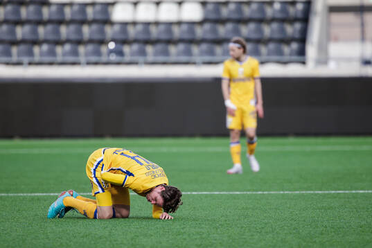 IFK Göteborgs Gustaf Norlin får en smäll