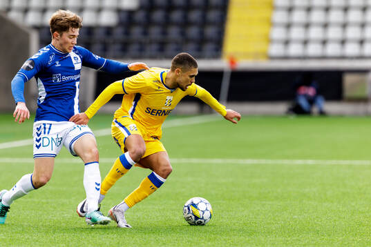 Sarpsborg 08s Anders Hiim och IFK Göteborgs Thomas Santos