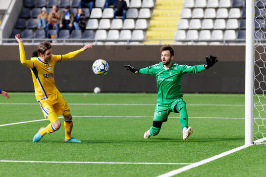 IFK Göteborgs Gustaf Norlin och Sarpsborg 08s målvakt