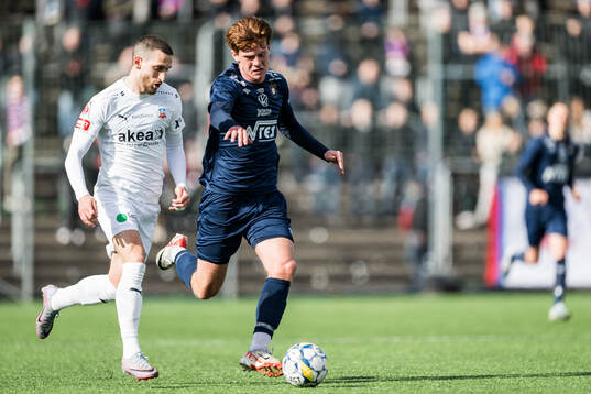 Helsingborgs Arian Kabashi och Örgrytes Carl Millard