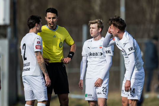 Helsingborgs Jon Birkfeldt och Domare Adi Aganovic och