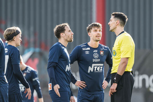 Örgrytes Jonathan Azulay och Daniel Paulson och Domare Adi