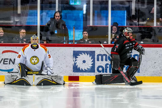 Brynäs målvakt Damian Clara och Nybros målvakt Tex