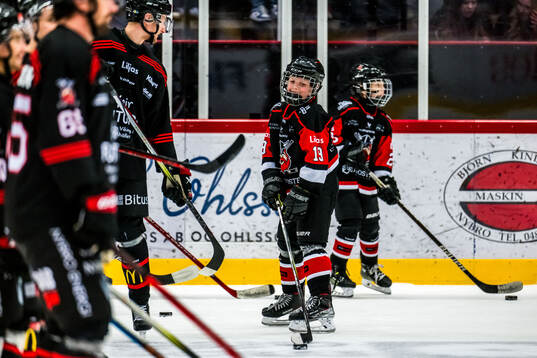 Hockeyknatten Nils Fust samtalar med Nybros spelare