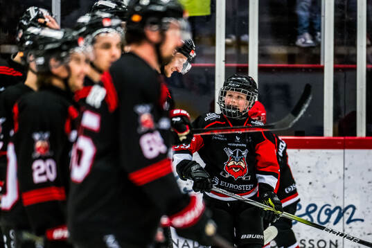 Hockeyknatten Nils Fust samtalar med Nybros spelare