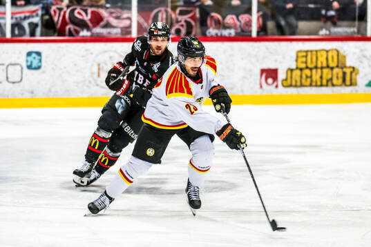 Nybros Eero Savilahti och Brynäs Tyler Vesel