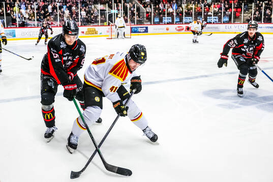 Nybros Maksim Semjonov och Brynäs Greg Scott