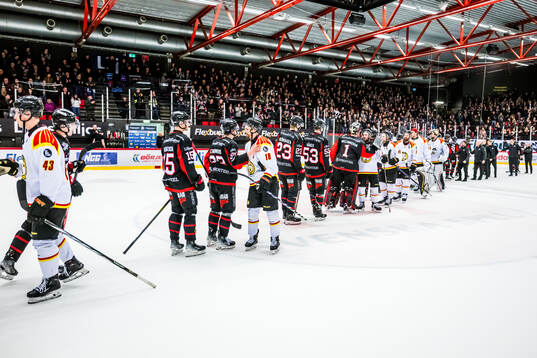Spelarna tackar varandra