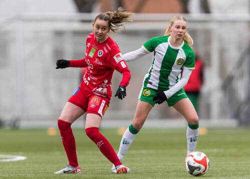 Örebros Katla Maria Thordardottir och Hammarbys Emilie